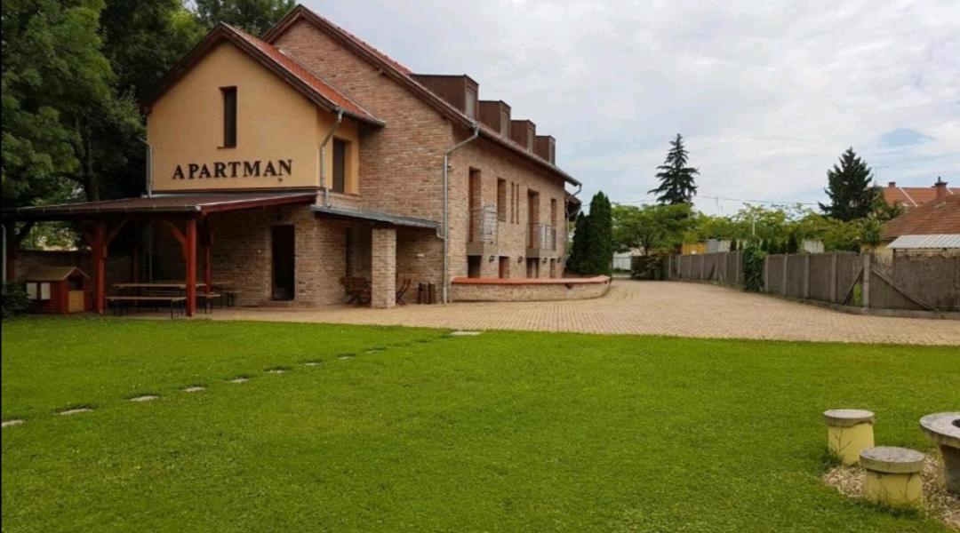 Niki Apartman Gyula Esterno foto