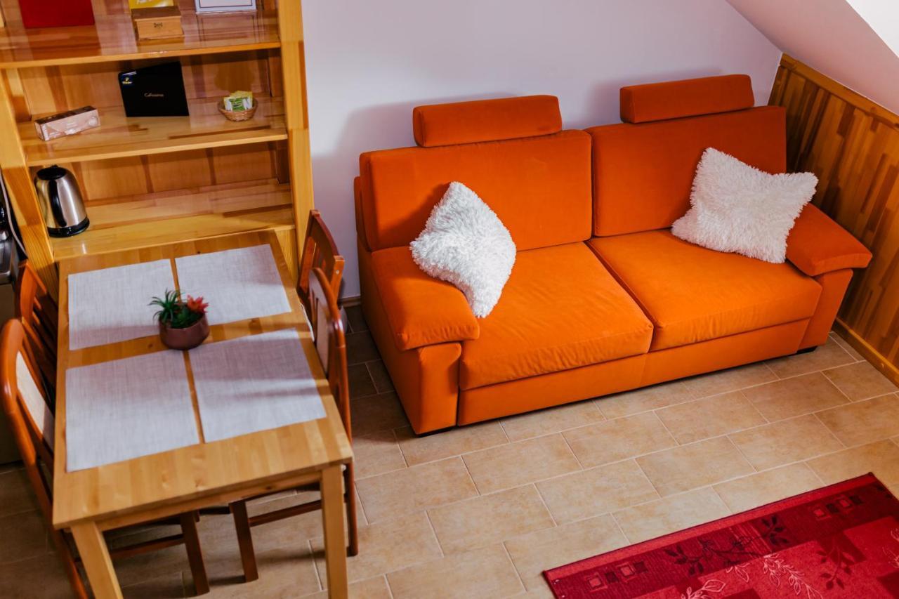 Niki Apartman Gyula Esterno foto